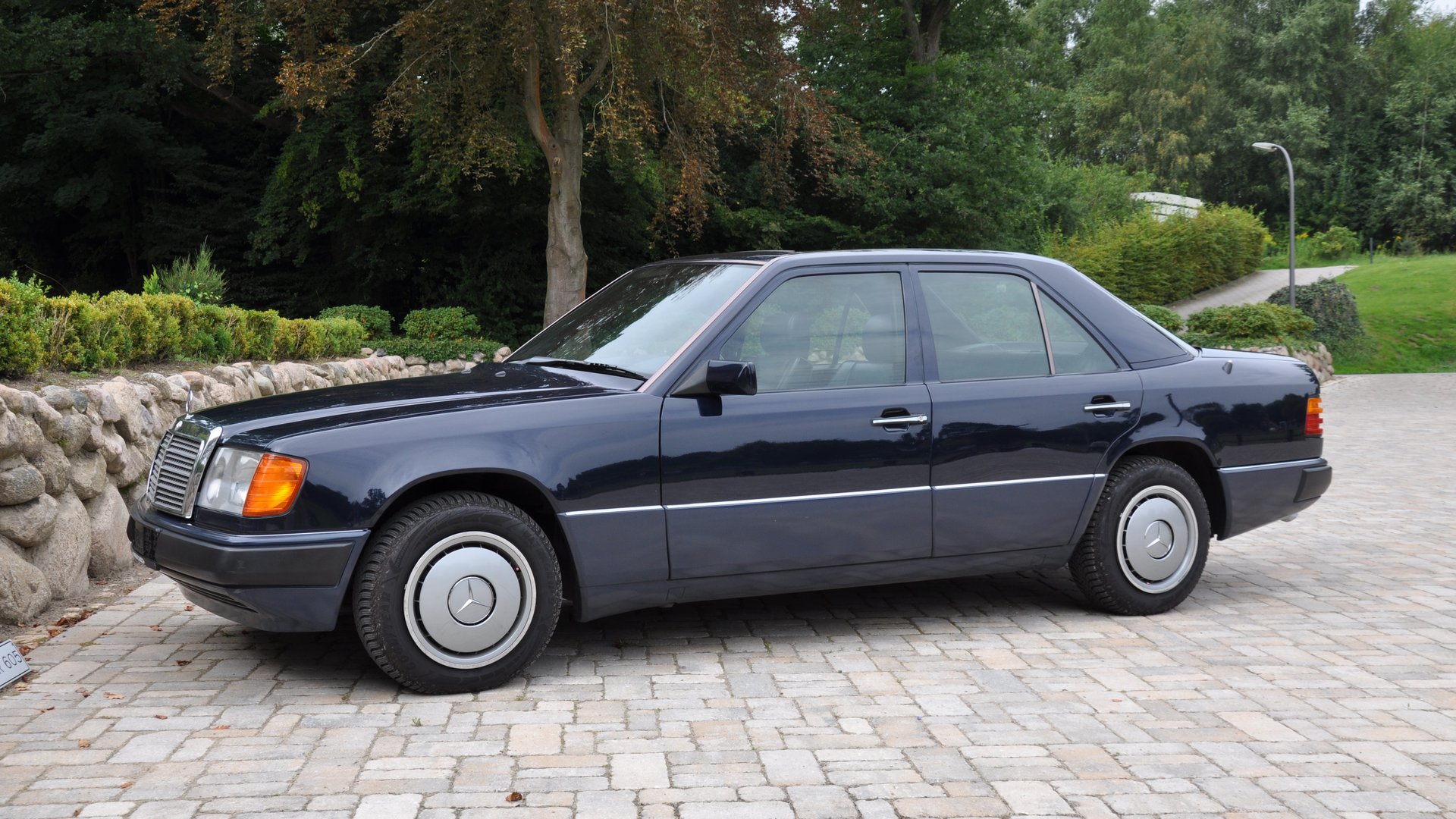 Mercedes Benz W124 260E | Carracho-Classics