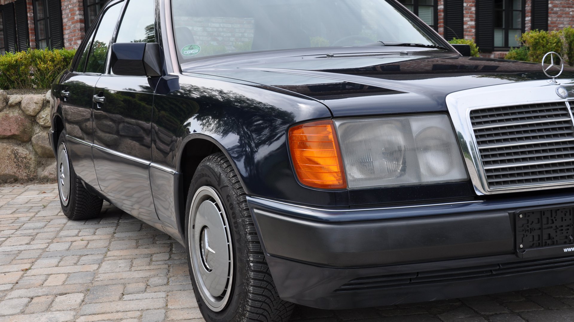 Mercedes Benz W124 260E | Carracho-Classics